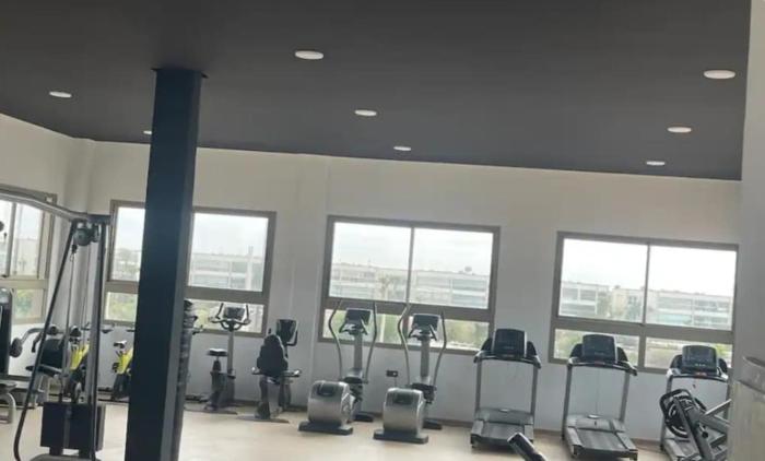 Appartment avec un grand piscine