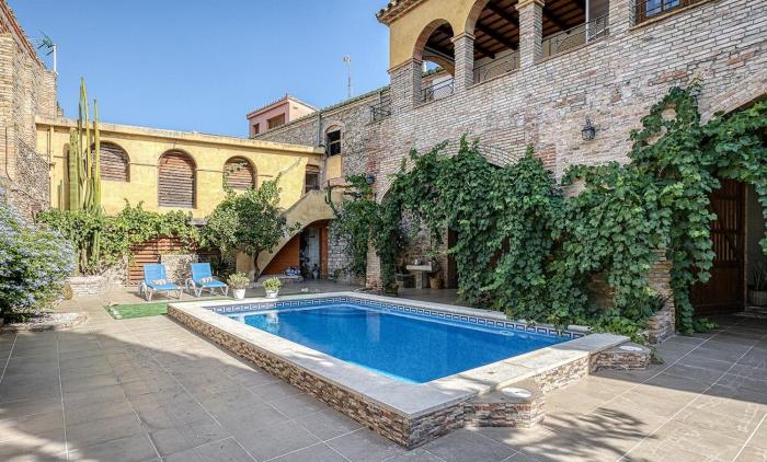 Ca la Matilde, Apartamento con piscina en casa pairal