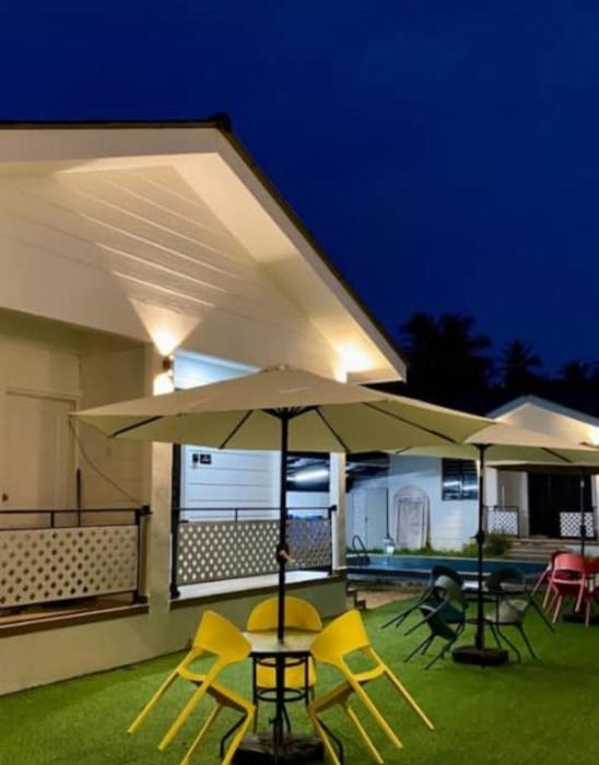 4BR Family Cottage 200m to Beach with Pool, WiFi and Netflix