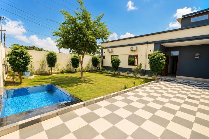 A2 Vista - 4BHK Villa with Lawn Near Expo Mart