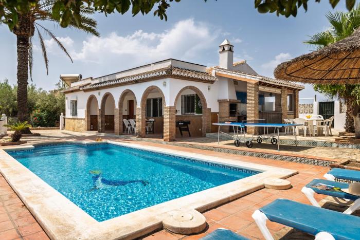 Villa Nerja with Pool, BBQ, Games & Fireplace
