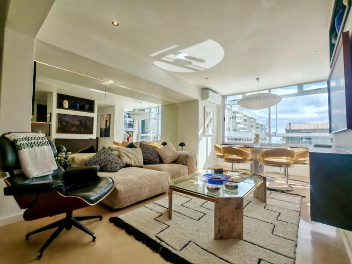 Vivia - Central & secure remote-work 3 bedroom apartment with ACs