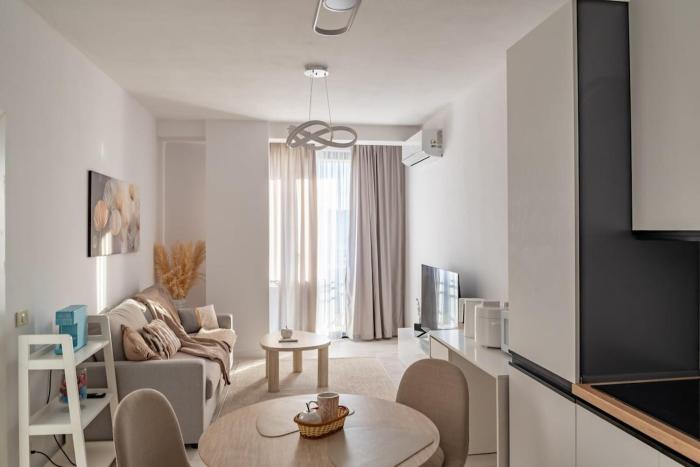 Quiet central 1-bedroom new building with view