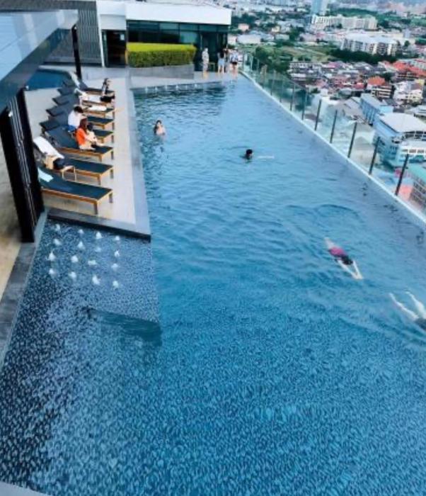 Condo with Rooftop Pool at Excellent Location