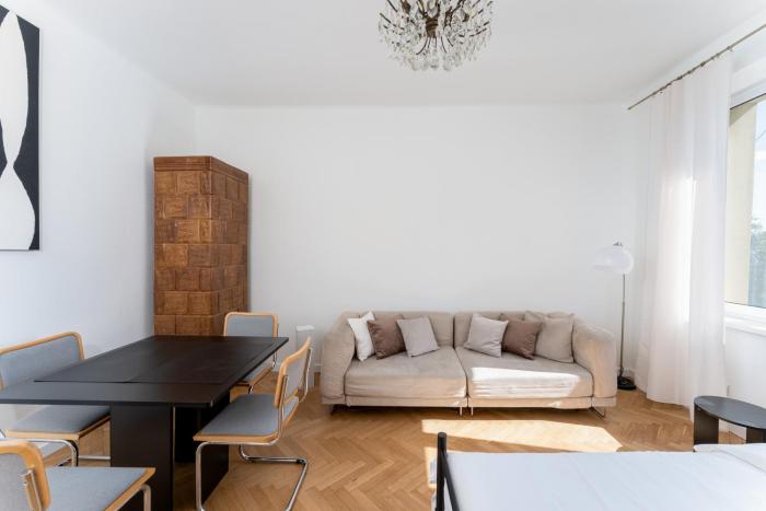 Old Town Cream Apartment by BookingHost