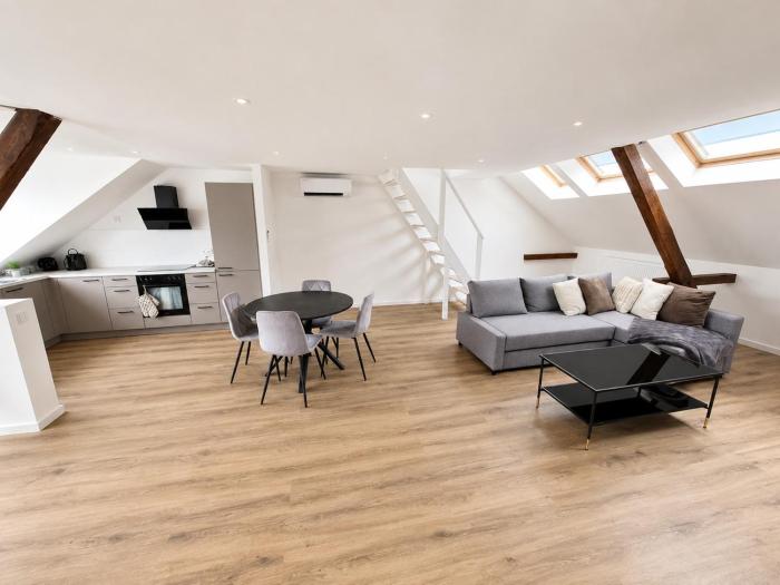 Modernes Penthouse-Loft mit Netflix, AC und Terrasse