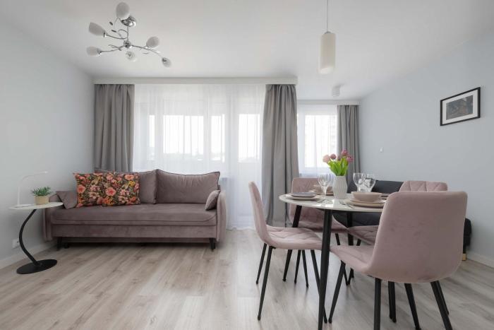 Cosy Studio with a Balcony Close to the Park by Noclegi Renters