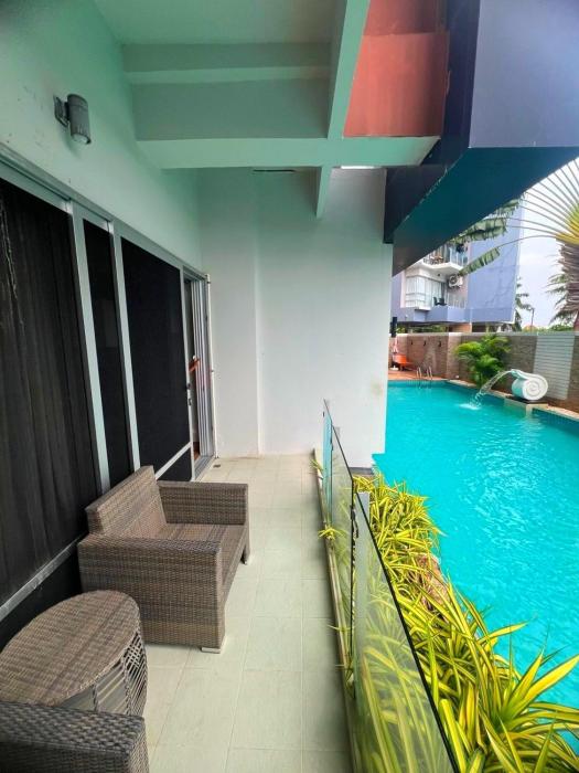 Studio with pool in Chic Condo