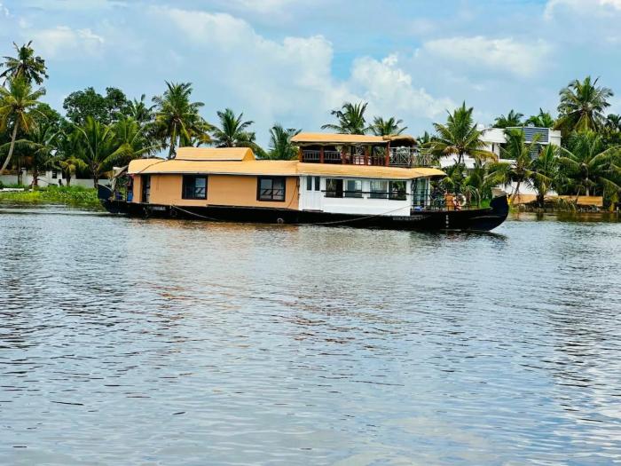 Triptgo 2 Bedroom Upper deck Houseboat