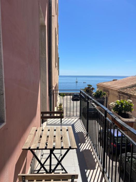 Dimora Eucleide - Sea View - Center - Free Parking