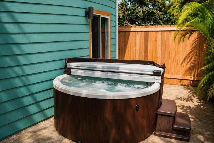 Private Hot Tub • Lanai + Full Kitchen