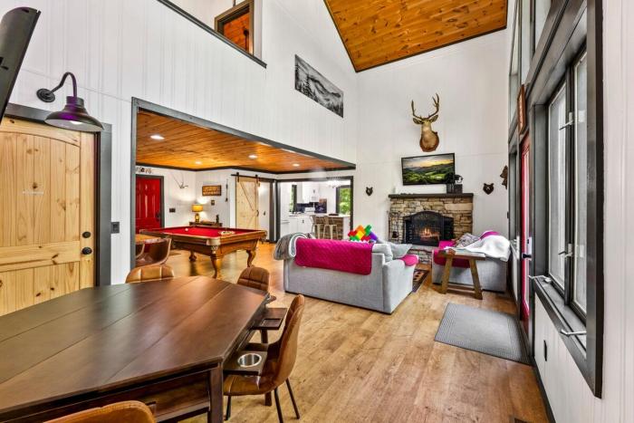 Cozy Mountain Chalet, Fun Family Retreat, Sleeps 8