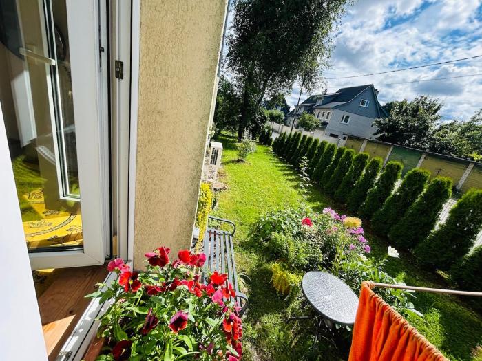 Artsy 2 bedroom home next to old town with Garden and Parking