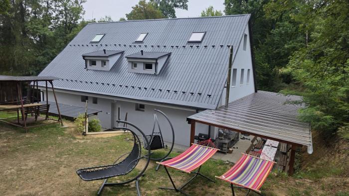Tavba -Gočár až 27 osob, 8 apartmánů,8 koupelen, 8 kuchyní na kraji lesa