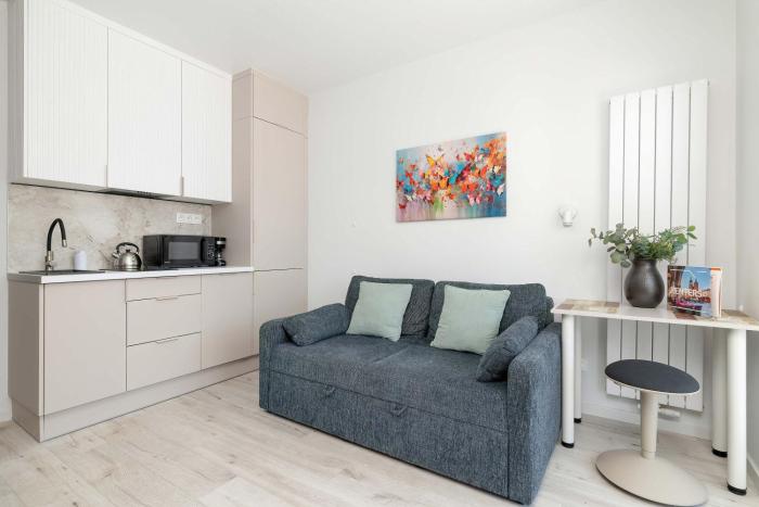 Modern Apartment in Cracow with Balcony, Desk and Parking by Noclegi Renters