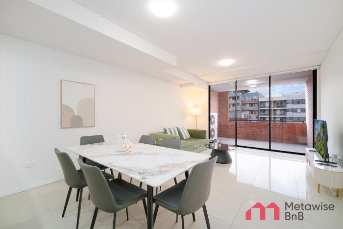 MetaWiseBnB 2BR Near Airport Parking Sleeps 6