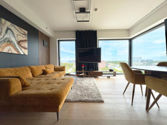 Skyview Luxury, Wide Monitor and Scenic Bath Window