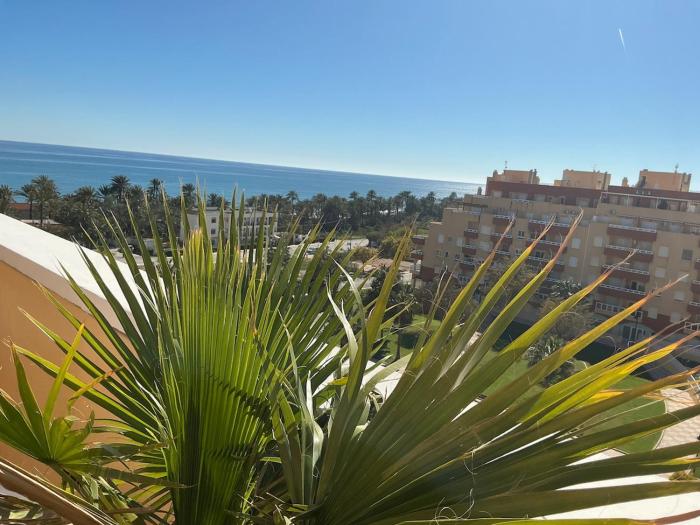 Ático con terraza, vistas al mar y piscina