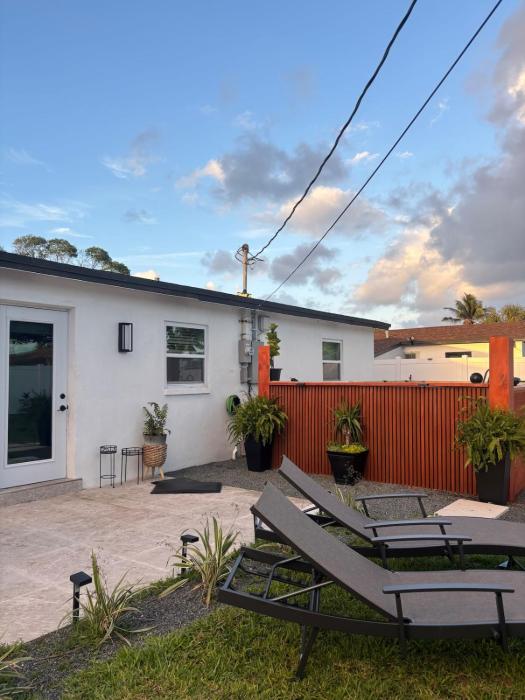 4BR Pool VILLA, Private Backyard, 10 Min to Beach