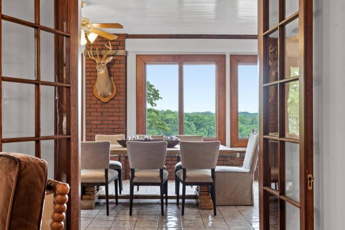 2BR + Den River Views Free Parking