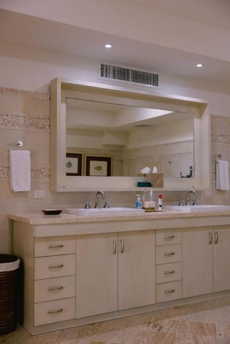 Luxury 9-BR Villa in Juanillo Private Beach