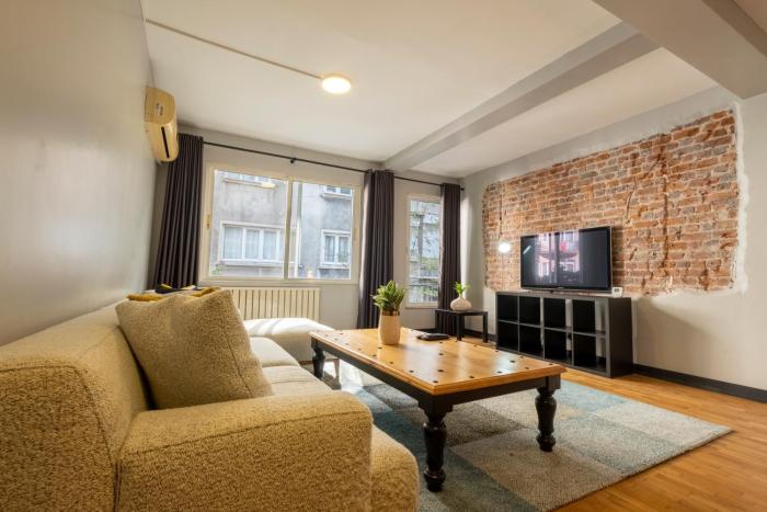 Luxury 4-Bedroom House with Private Large Terrace Balcony - 2 Bathrooms