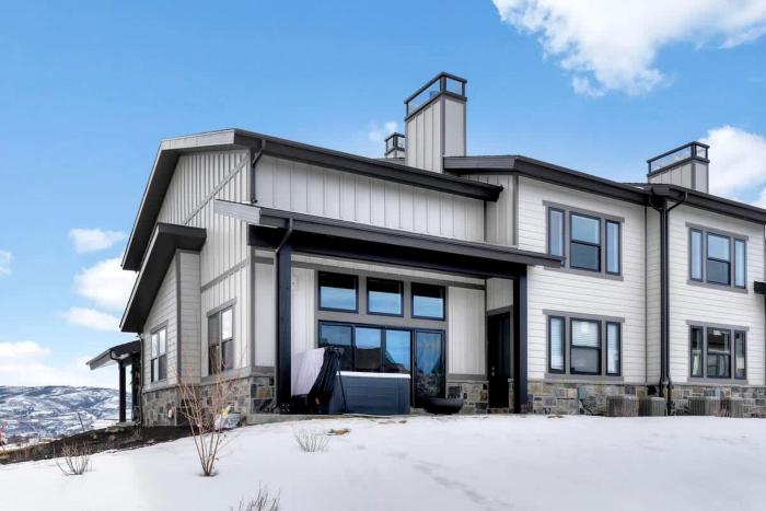 Modern Mountain Townhouse with Hot Tub, Fire Pit & Ski Access Near Park City