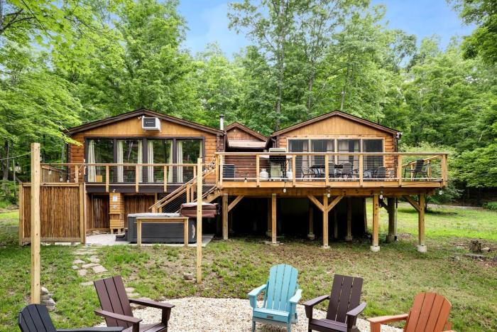Spectacular Wooden Cabin with Hot-tub, Barbecue and Fire Pit in Berkerley Springs, West Virginia