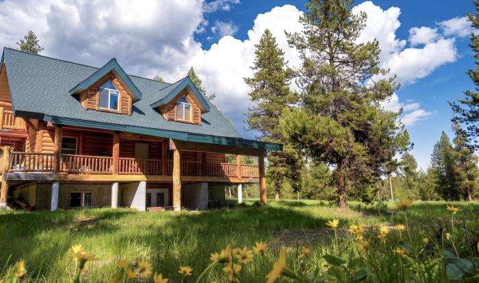 Spacious Cabin with Roomy Spaces for Group Escapes in Island Park, Idaho