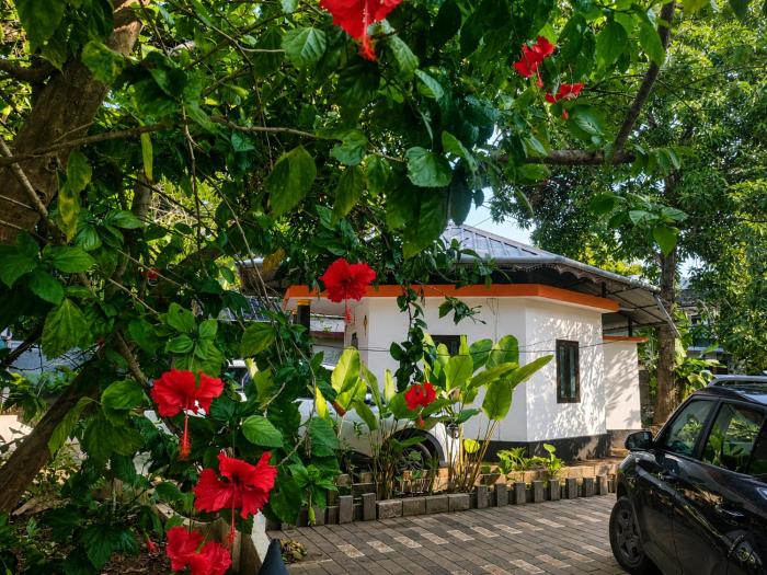 Private AC Cottage for 3 Friends at South Cliff Varkala