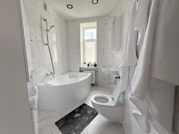 New 3BR for 5 - Big Bathtub & Elevator