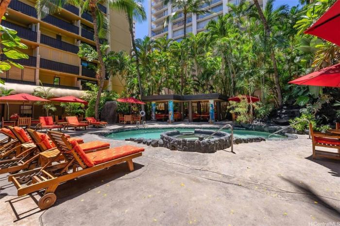 Boutique Walk to Beach & IMP Hot tub Kitchen