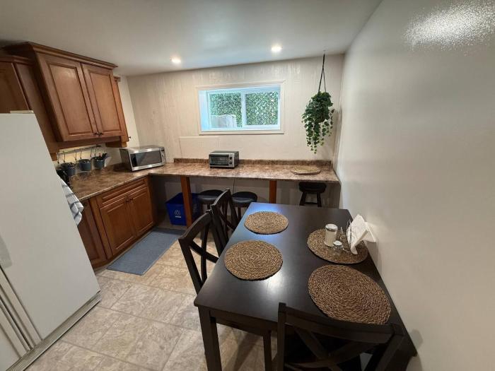 Barrel N Blue - Cozy Suite Near Downtown Lake