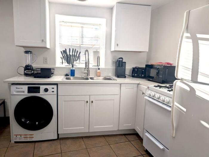 Downtown District - Modern Apt Yard, King Bed, WD