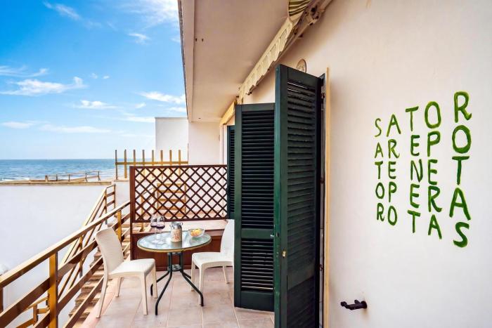 Riva Di Mare Apartment with Balcony Near The Sea - Happy Rentals