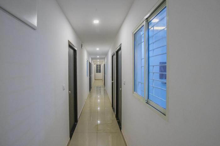Hotel O Varcity Phi Premium Pavilion ,Above HDFC Bank ,Near Anjaneya Temple Madiwala, Hosur Main r
