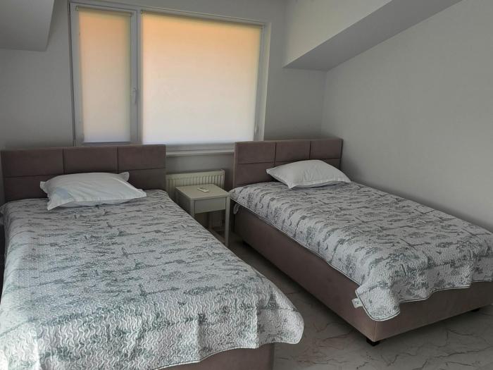 Cameră twin confortabilă și luminoasă