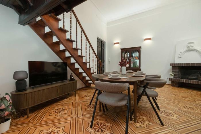 Charming Two-Bedroom City Centre Apartment with a Mezzanine by Noclegi Renters