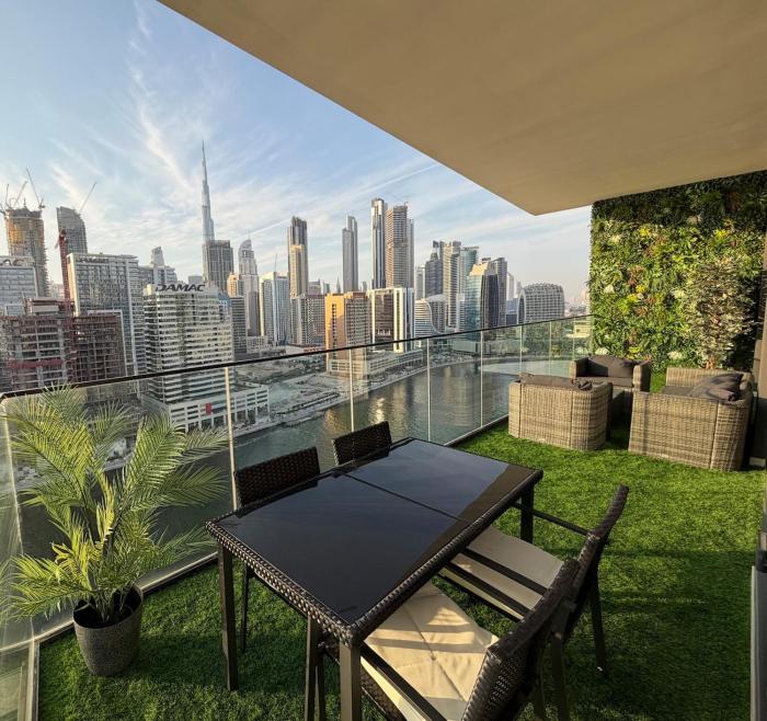 Luxury 2 Beds - Burj and canal view - Huge Balcony