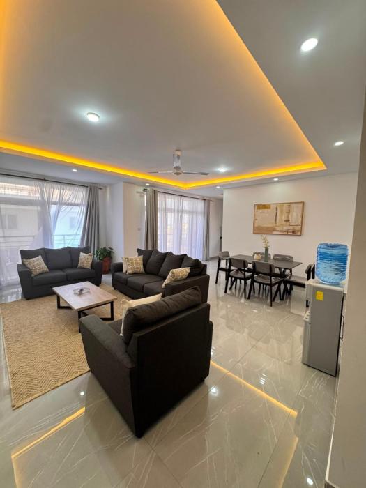 Luxurious three bedroom with pool and gym near beach