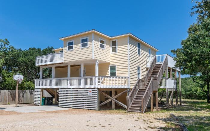 Carolina Breeze - Southern Shores, Chickahauk, 200 Yards to the Beach, Flex Stays, Private Decks