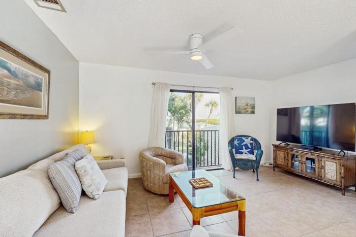 Charming condo with access to shared outdoor pool wifi & private balcony