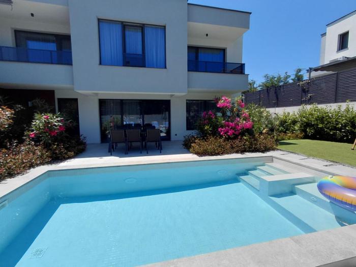 Villa Felicity, private pool with heating and salt water