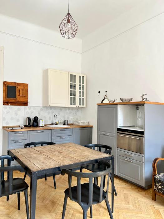 Szimpla Comfort 3bdr, 2bthr, 2WC, 4AC Apartment