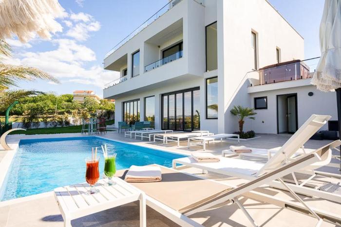 Modern masterpiece with Sea and Lake views !