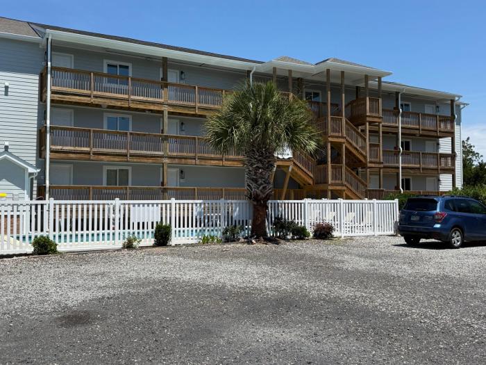 2BR condo, pool, balcony, walk to Surfside Beach