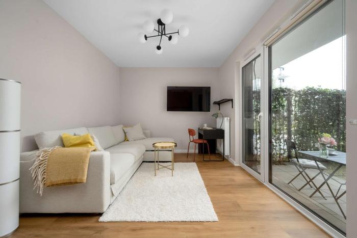 Cozy Studio with Garden and Place to Work by Noclegi Renters