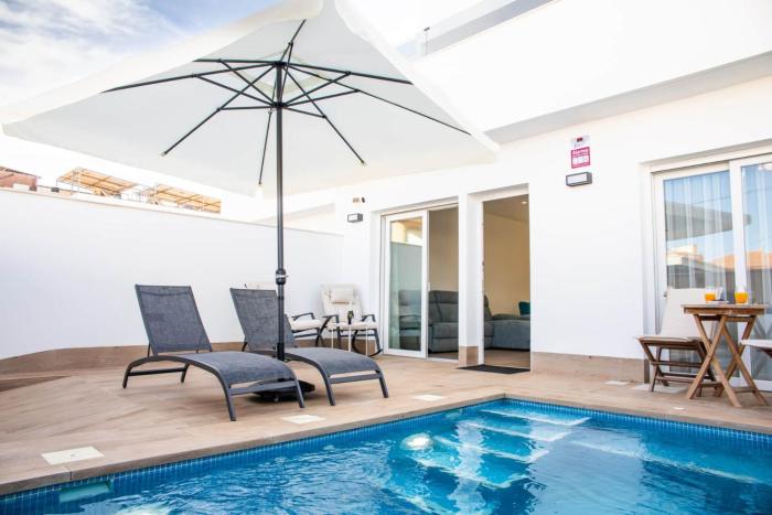 Modern home with Pool & short walk from the beach