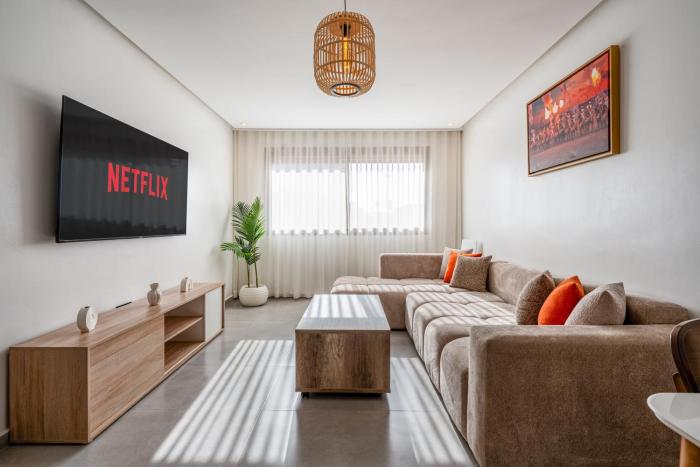 Modern Central Apartment, Private Balcony & Secure Garage