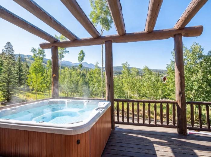 Stunning Views Private Hot Tub Walk-to-ski